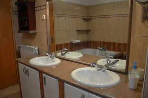 Apartment Dino - Three Bedroom Apartment with Pool