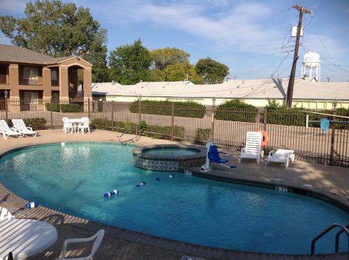 Swimming pool, Howard Johnson by Wyndham Grand Prairie Near Lone Star Park in Grand Prairie