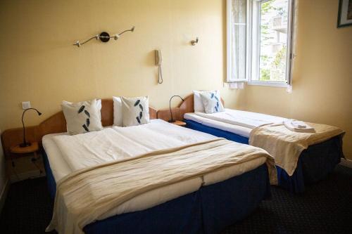 1 queen bed, 1 twin bed