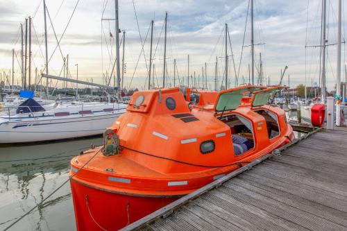  PolarStern - unique boatstay!, Pension in Monnickendam