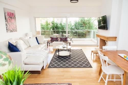  Modern, Cozy, Spacious APTS 2BR in Rafina!, Unterkunft in Rafina