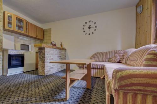 1 queen bed, 1 sofa bed