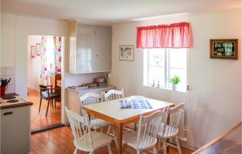 virtuve, 2 Bedroom Beautiful Home In Gamleby in Lofta