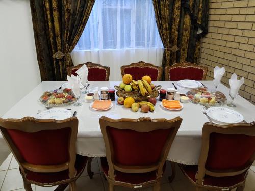 Food and beverages, A Mountain View Country Estate in Riastuine AH
