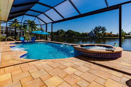 Scenic water view, 2 master suites with direct pool access - Villa Casa Amarilla