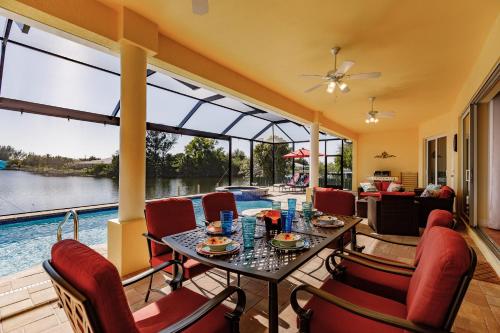 Scenic water view, 2 master suites with direct pool access - Villa Casa Amarilla