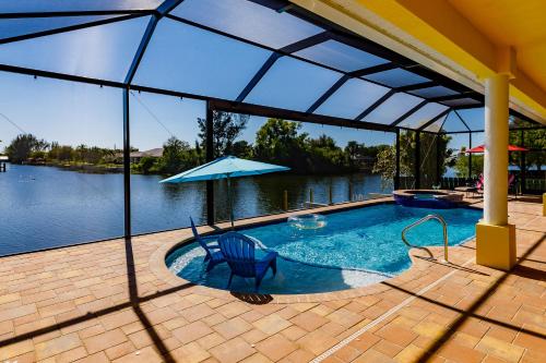 Scenic water view, 2 master suites with direct pool access - Villa Casa Amarilla