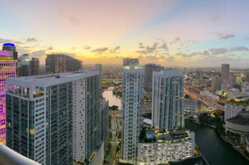 LUXURY ICON BRICKELL CONDO @46TH, SPA & GYM & POOL
