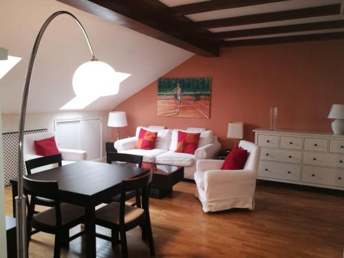  COQUETA BUHARDILLA 1 HAB, WiFi AirCon, Pension in Madrid