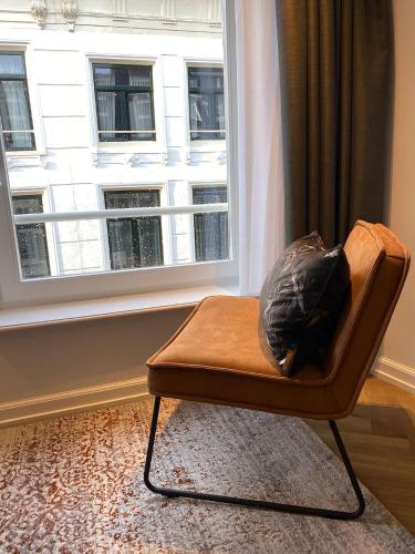 Damrak Short Stay Amsterdam - image 4