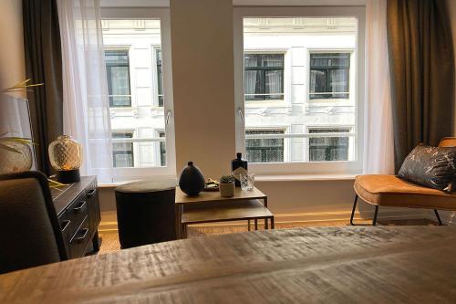 Damrak Short Stay Amsterdam - image 2