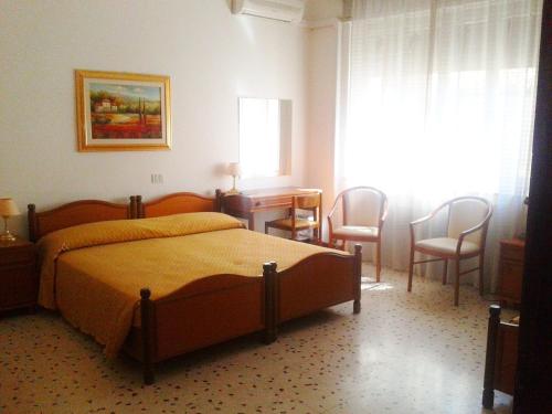 1 queen bed, 2 twin beds