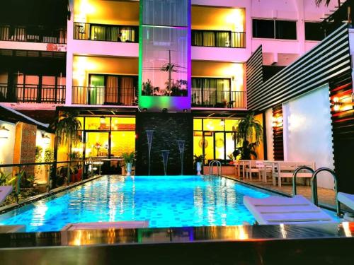 a large swimming pool in front of a large building, Beach Gallery House in Pattaya
