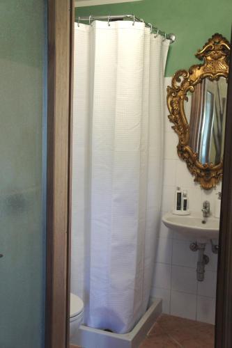 Bathroom, CaMia in Montebello Della Battaglia