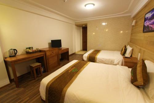 1 double bed, 1 twin bed