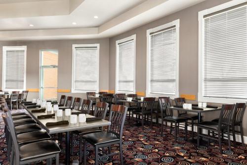 Grand Hotel & Conference Centre Calgary Airport an Ascend Collection Hotel - image 4