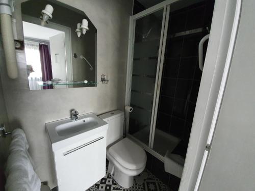 Contact Hôtel du Relais Thouars Room Type - Double Room with Shower