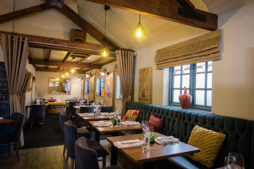 Restoran, The Royal Arms Hotel Room Only in Sutton Cheney