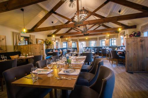 Restoran, The Royal Arms Hotel Room Only in Sutton Cheney