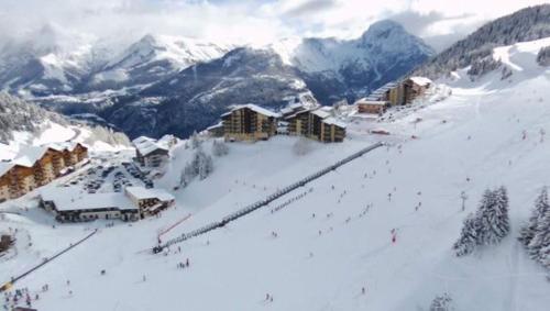 auris en oisans, vue sur le massif des ecrins