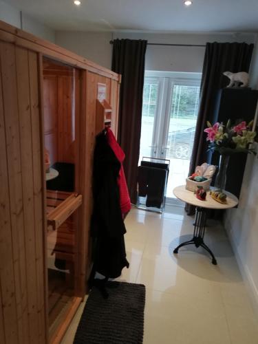 Forest Path luxury Studio Apartment with large bedroom bathroom and sauna Sleeps up to 4