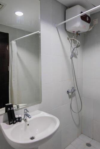 Homey and Comfy Studio Casa De Parco Apartment By Travelio – Tangerang, PA