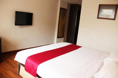 Sukajadi Hotel, Convention and Gallery Room Type - Executive Double Room Only Sukajadi Hotel, Convention and Gallery Room Type - Executive Double Room Only