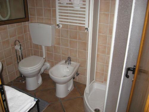 Standard Double Room image 5