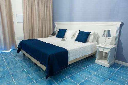 1 queen bed, 1 twin bed