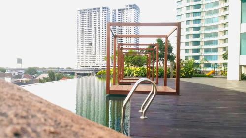 Swimming pool, Apartemen Grand Kamala Lagoon Studio By Bonzela Property in Bekasi