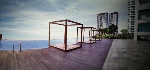 Swimmingpool, Apartemen Grand Kamala Lagoon Studio By Bonzela Property in Bekasi