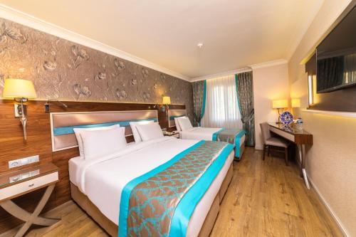 1 double bed, 1 twin bed