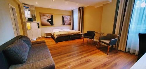 1 king bed, 1 sofa bed