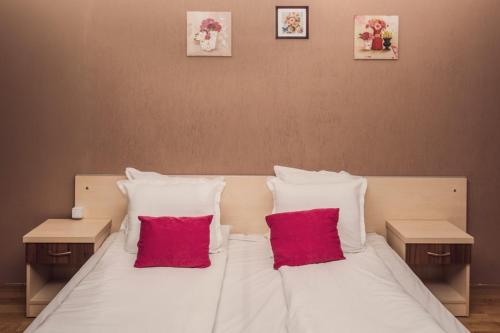 3 twin beds