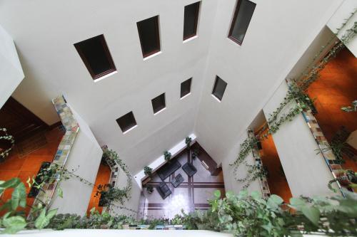 Northern Avenue 2 Bedroom Luxury Apartment with Balcony View,Small Center.