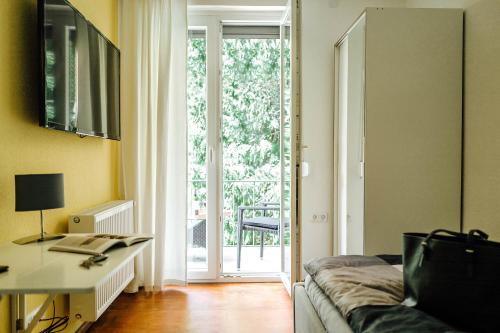 Instalaciones, Kleines Zimmer an der TA mit Balkon (Nr.3) in Hameln City Center