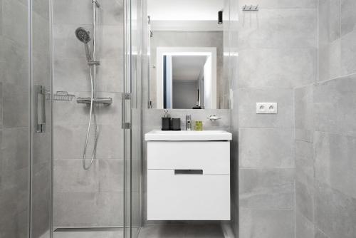 Apartments Warsaw Nowowiejska by Renters