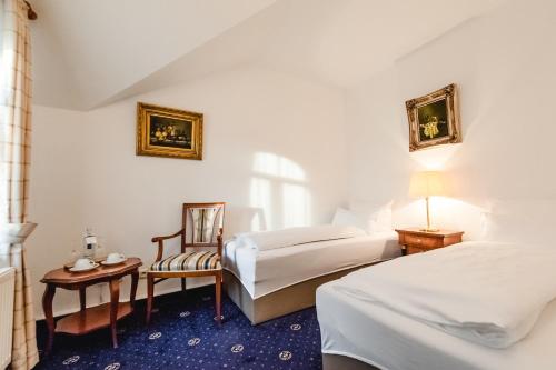1 queen bed, 2 twin beds