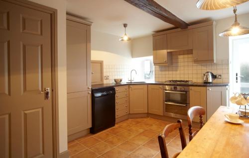 مطبخ, Chapel Cottage Set in a private courtyard in central location with 2 parking spaces in كيركبي لونسدل