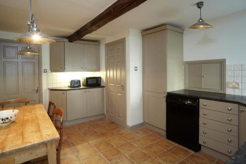 المرافق, Chapel Cottage Set in a private courtyard in central location with 2 parking spaces in كيركبي لونسدل