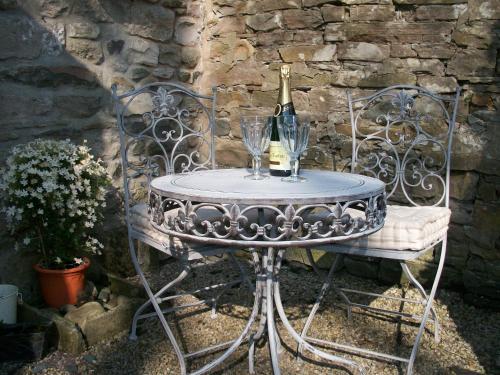 المرافق, Chapel Cottage Set in a private courtyard in central location with 2 parking spaces in كيركبي لونسدل