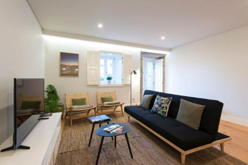 Porto Hidden Living w Backyard by LovelyStay 3
