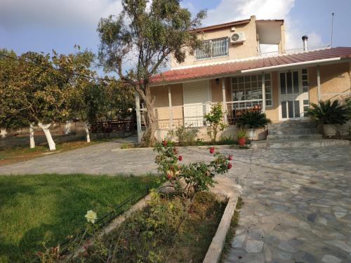  Garden- level maisonette,10 minutes from the airport in Koropi