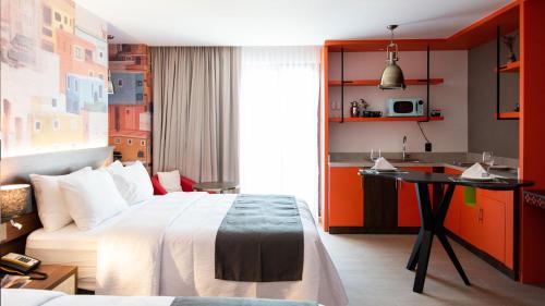 Standard Room with Two Queen Beds image 4