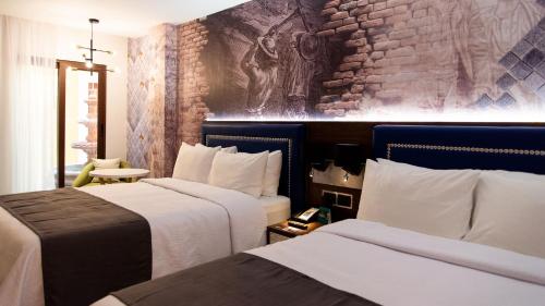 Standard Room with Two Queen Beds image 8