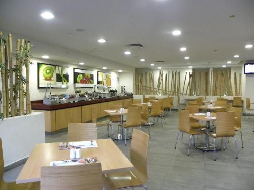 230085603 Holiday Inn Express Guadalajara Expo by IHG