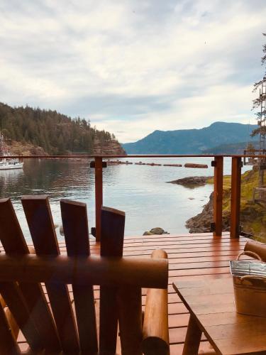 ระเบียง/ชานเรือน, Brown's Bay Resort in แคมป์เบล ริเวอร์ (BC)
