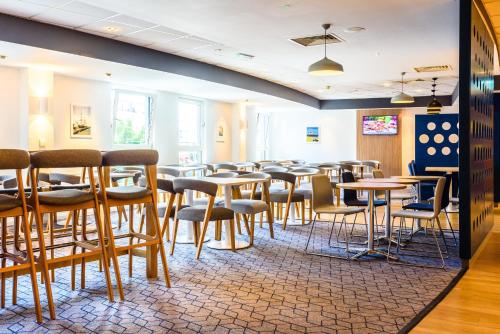 Holiday Inn Express Portsmouth Gunwharf Quays an IHG Hotel - image 10