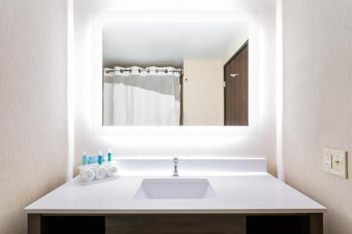 Holiday Inn Express Princeton/I-77 an IHG Hotel - image 3