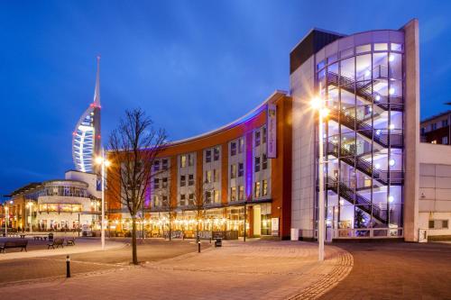 Holiday Inn Express Portsmouth Gunwharf Quays an IHG Hotel - image 9